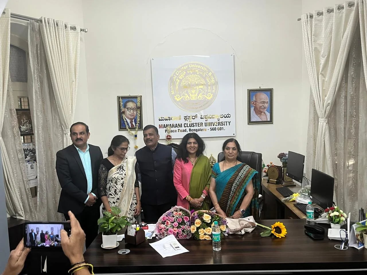 ಮಹಾರಾಣಿ ಕ್ಲಸ್ಟರ್ ವಿಶ್ವವಿದ್ಯಾಲಯದ ನಿಕಟಪೂರ್ವ ಪ್ರಭಾರ ಕುಲಪತಿ ಡಾ. ಅಶೋಕ್ ಎಸ್.ಬಿ. ಅವರಿಂದ ನೂತನ ಪ್ರಭಾರ ಕುಲಪತಿಯಾಗಿ ಡಾ. ಮಮತಾ ಬಿ. ಅವರು ಅಧಿಕಾರ ಸ್ವೀಕರಿಸಿದರು.